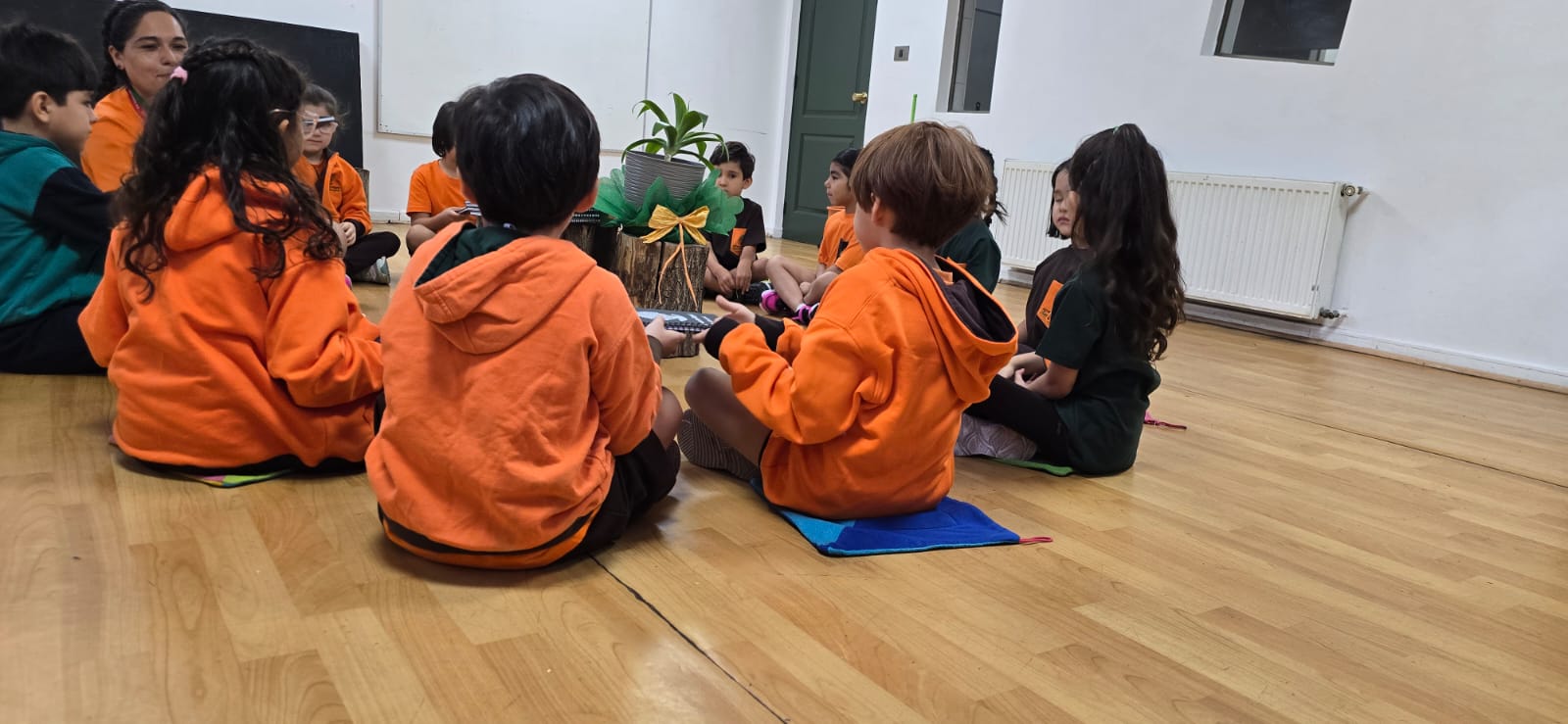 Círculo de meditación en la sala