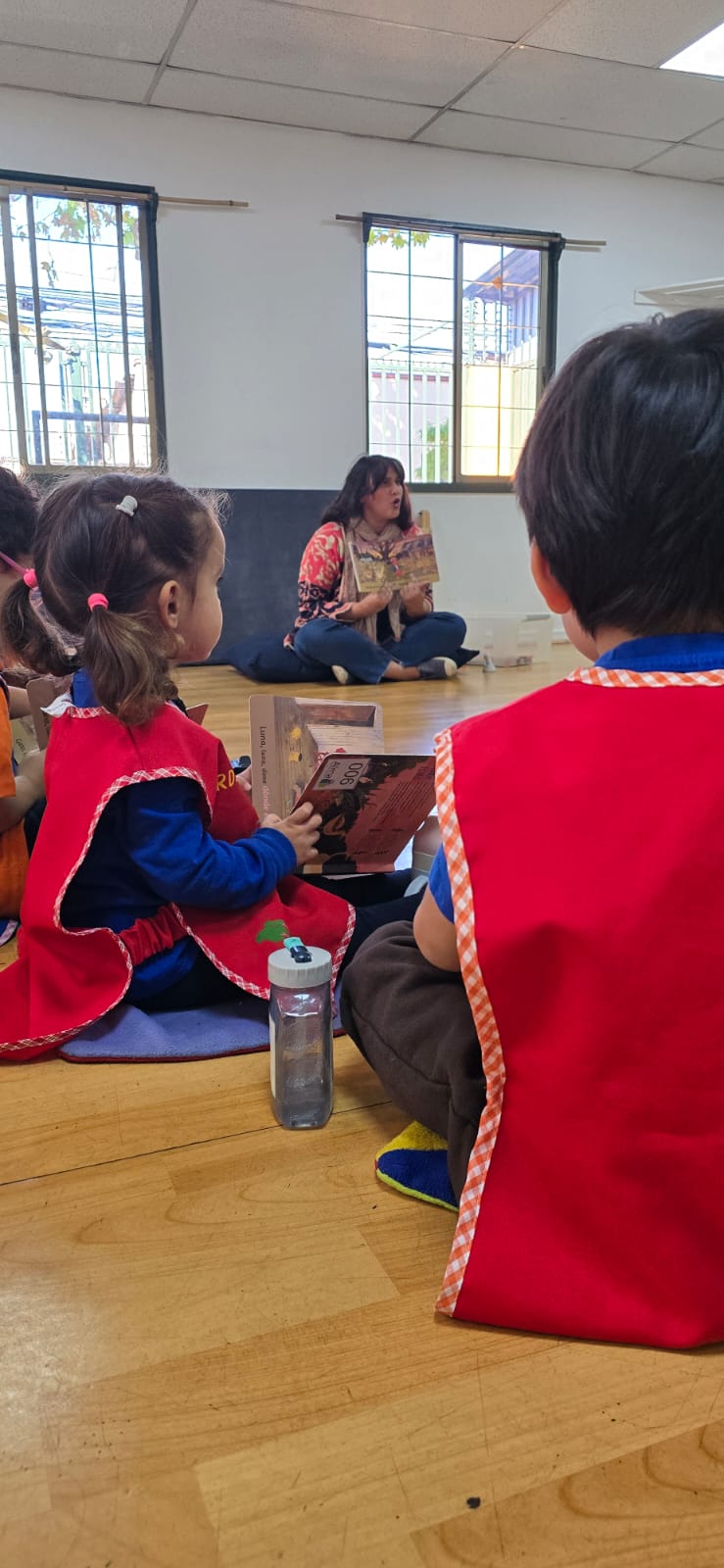 Lectura de un cuento en la sala