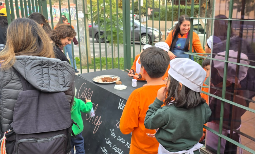 Familias y niños en una jornada de puertas abiertas