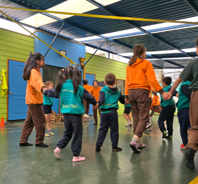 Estudiantes en actividad de danza y movimiento