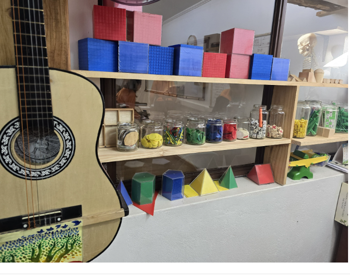 Rincón musical con guitarras y materiales