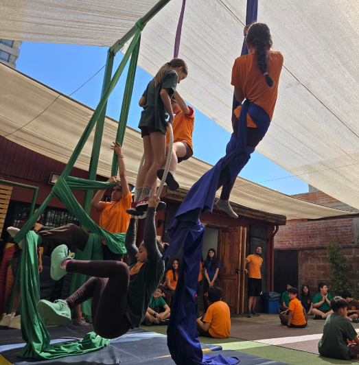Estudiantes explorando en el patio