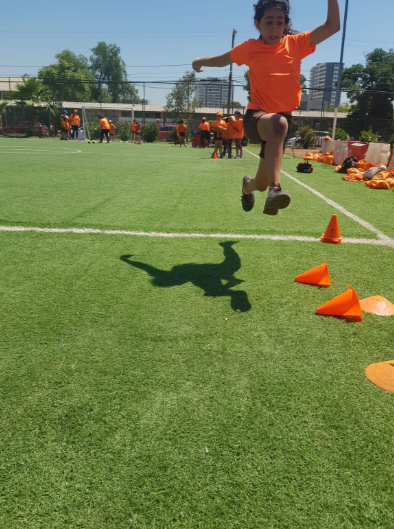 Estudiante saltando durante jornada deportiva